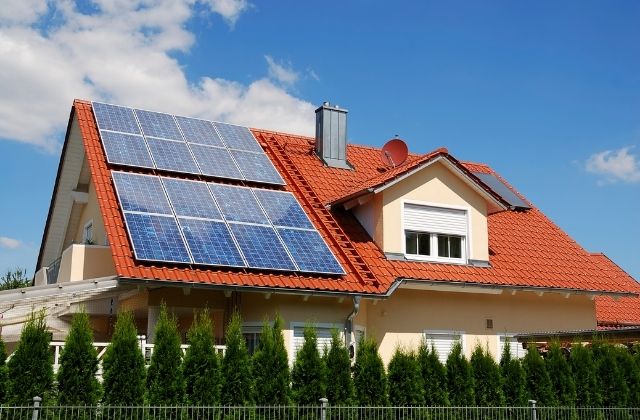 Ekologiczny dom z panelami zainstalowanymi przez APP Energy Kielce