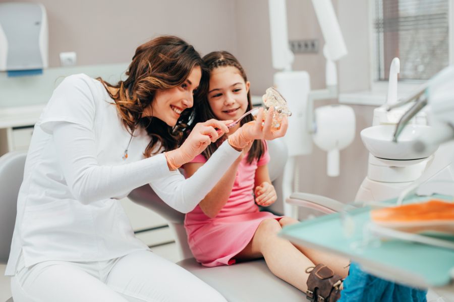 Pierwsza wizyta u stomatologa dziecięcego - czy jest się czego bać?